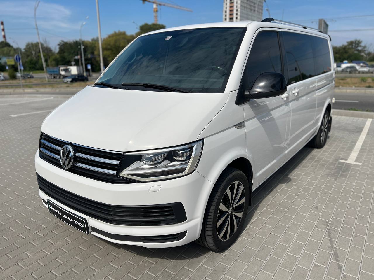 <i><i>VW Caravelle</i></i>